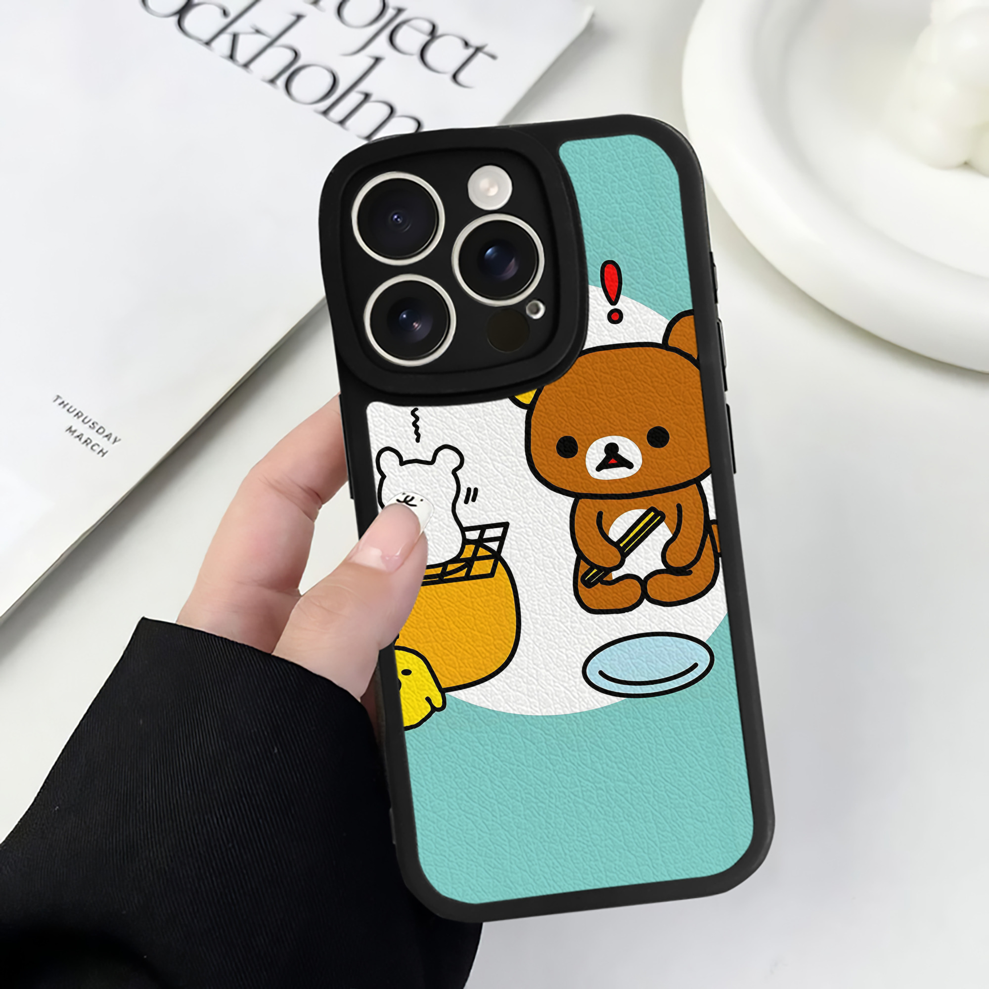 （画像用） リラックマ リラックマ キイロイトリ Rilakkuma Korilakkuma Kiiroitori 【iPhone 16シリーズ対応】シリコンスマホケース（レザー調） 材質：シリコン